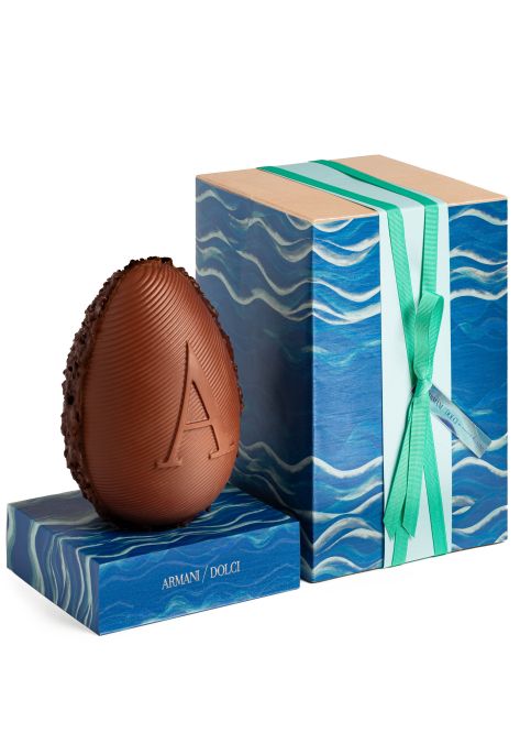 Easter egg 410g, 35% milk on the front and 63% dark chocolate on the back with cocoa beans 